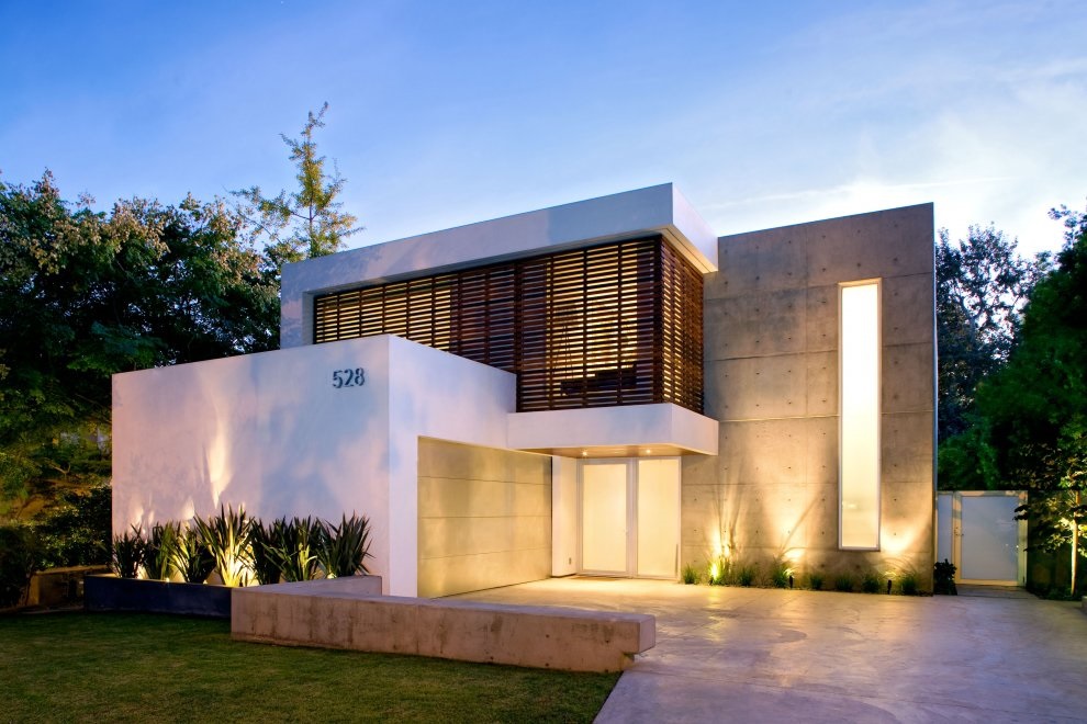 Fachada de casa moderna con luces en el suelo